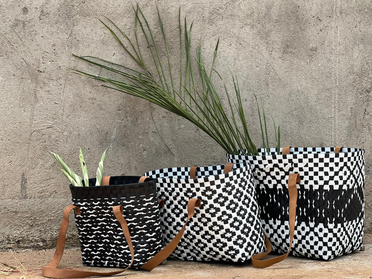 Sanyu Rising - unique handmade basket with leather handles (black/white)